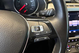 sininen Volkswagen Passat 2019 kuva 14.