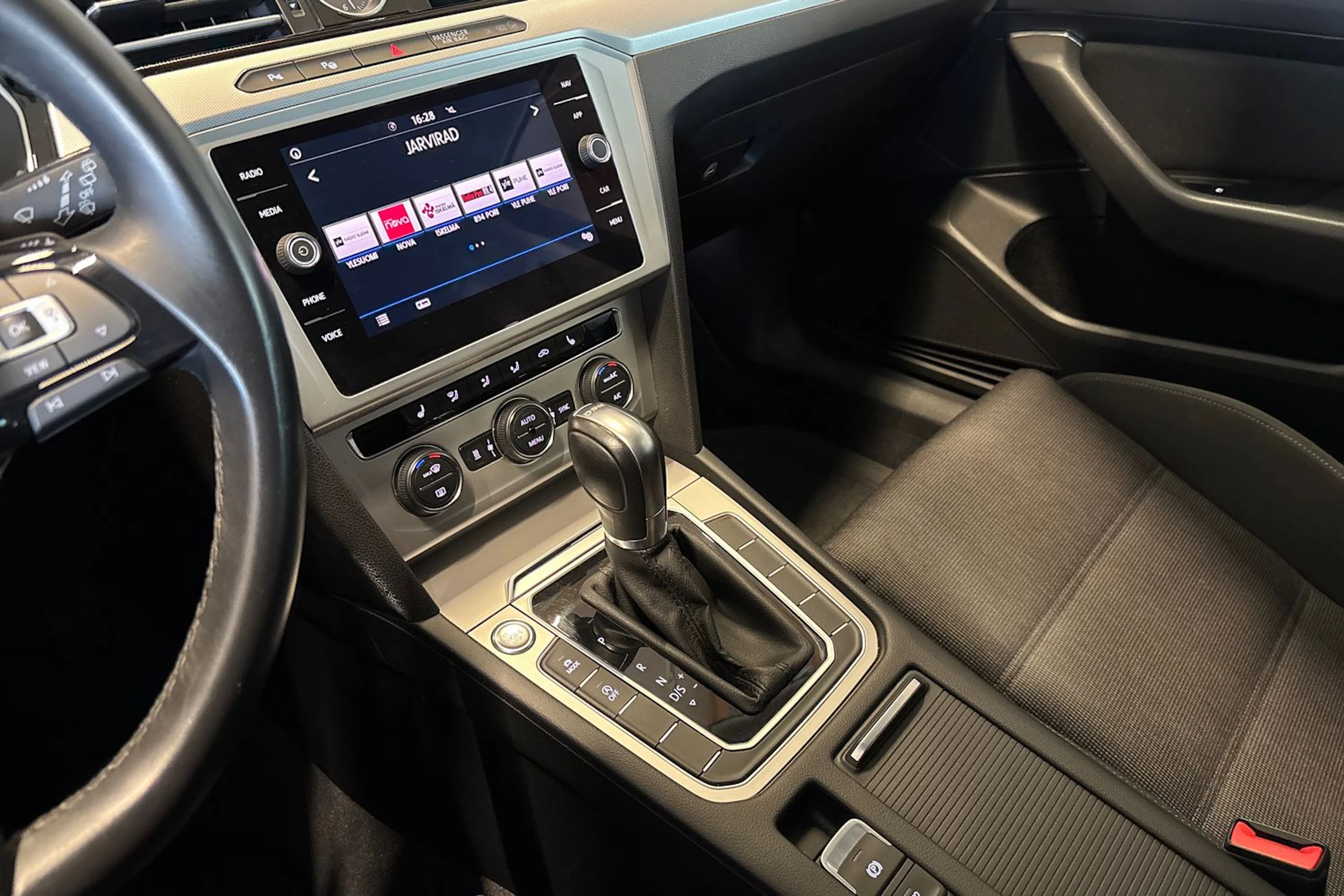 sininen Volkswagen Passat 2019 kuva 15.