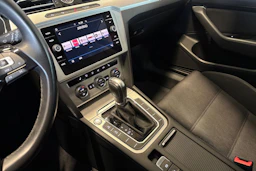 sininen Volkswagen Passat 2019 kuva 15.
