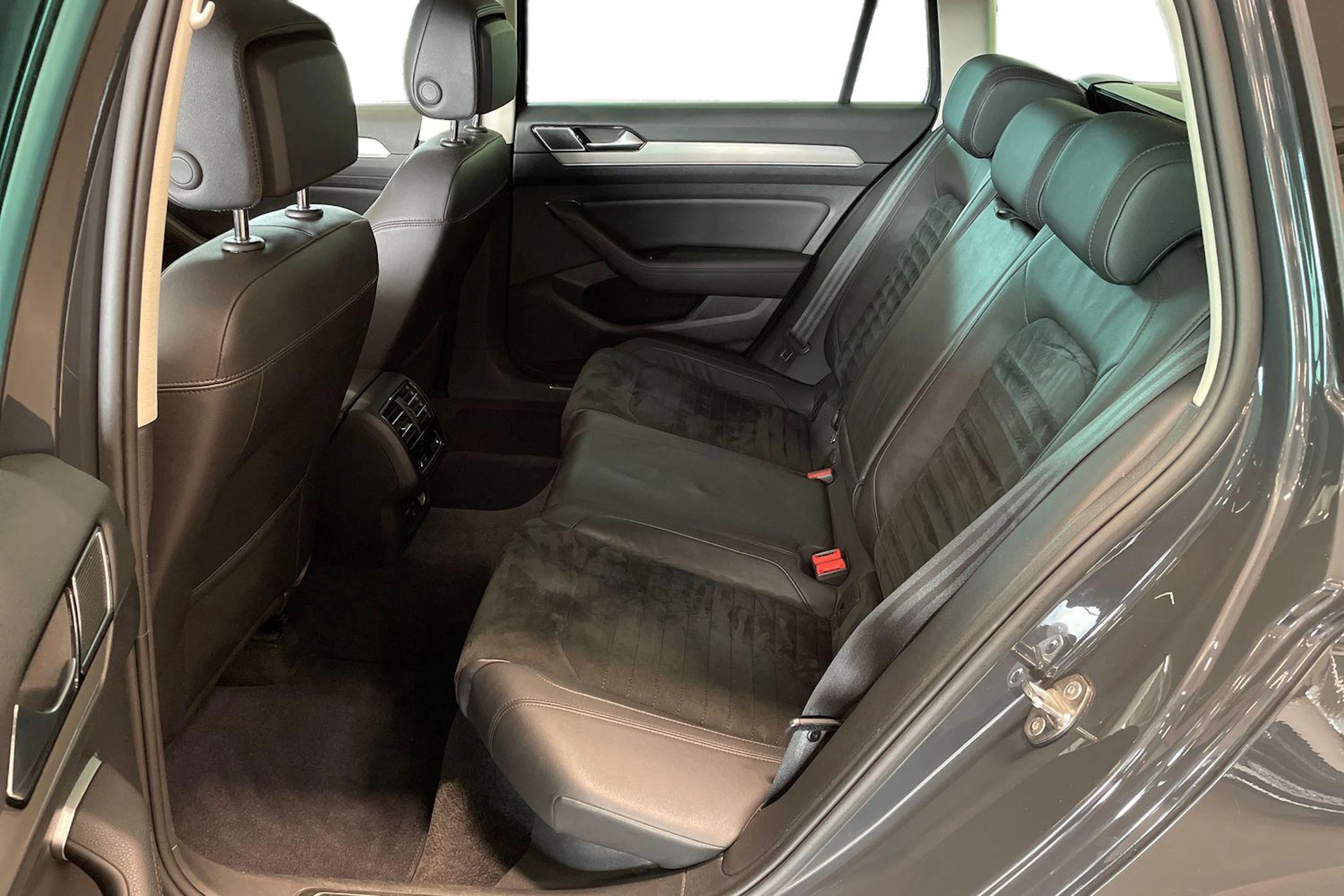 harmaa Volkswagen Passat 2019 kuva 8.