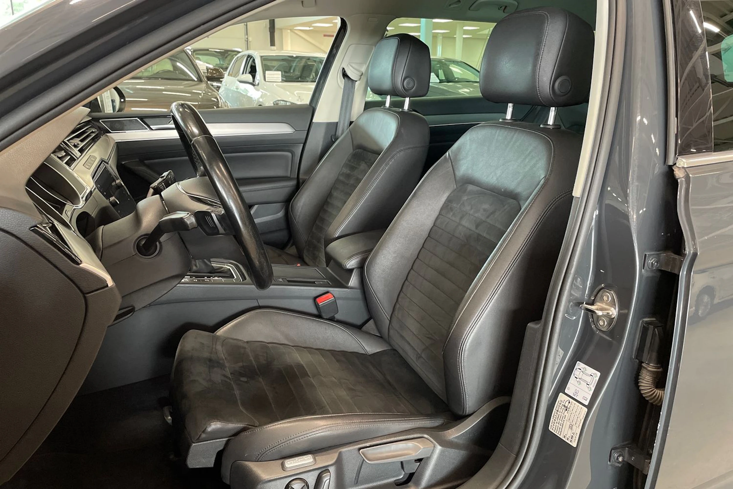 harmaa Volkswagen Passat 2019 kuva 11.