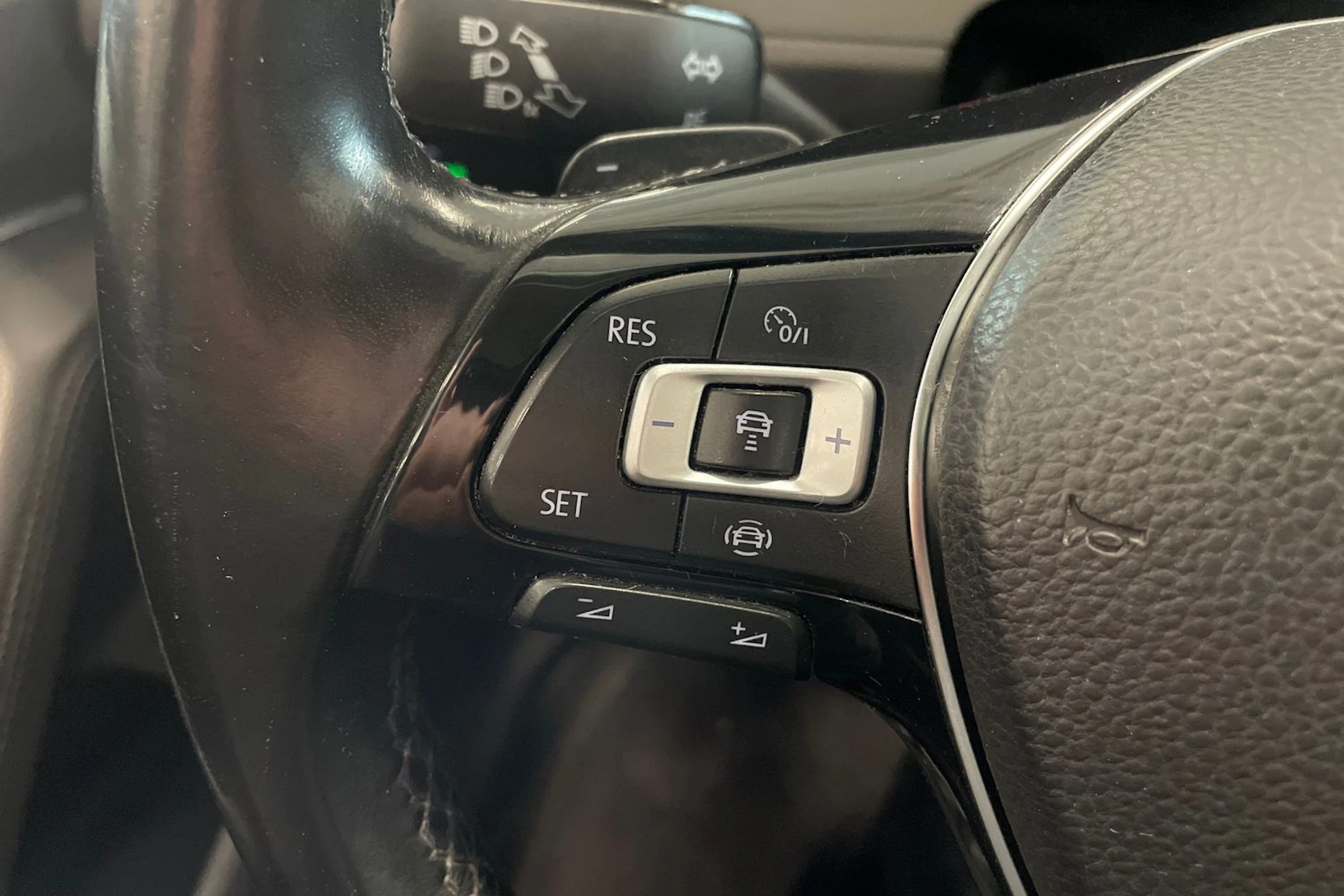 harmaa Volkswagen Passat 2019 kuva 16.