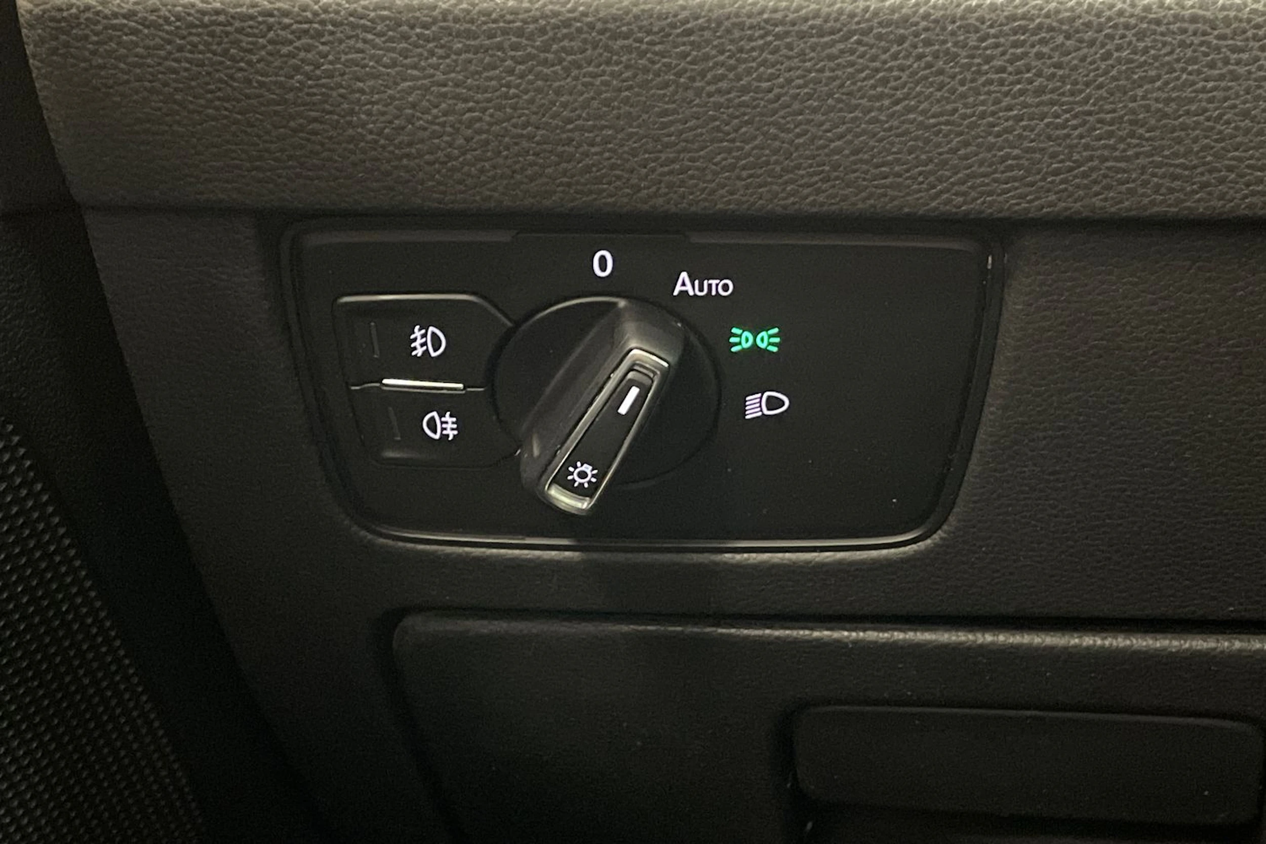 harmaa Volkswagen Passat 2019 kuva 17.