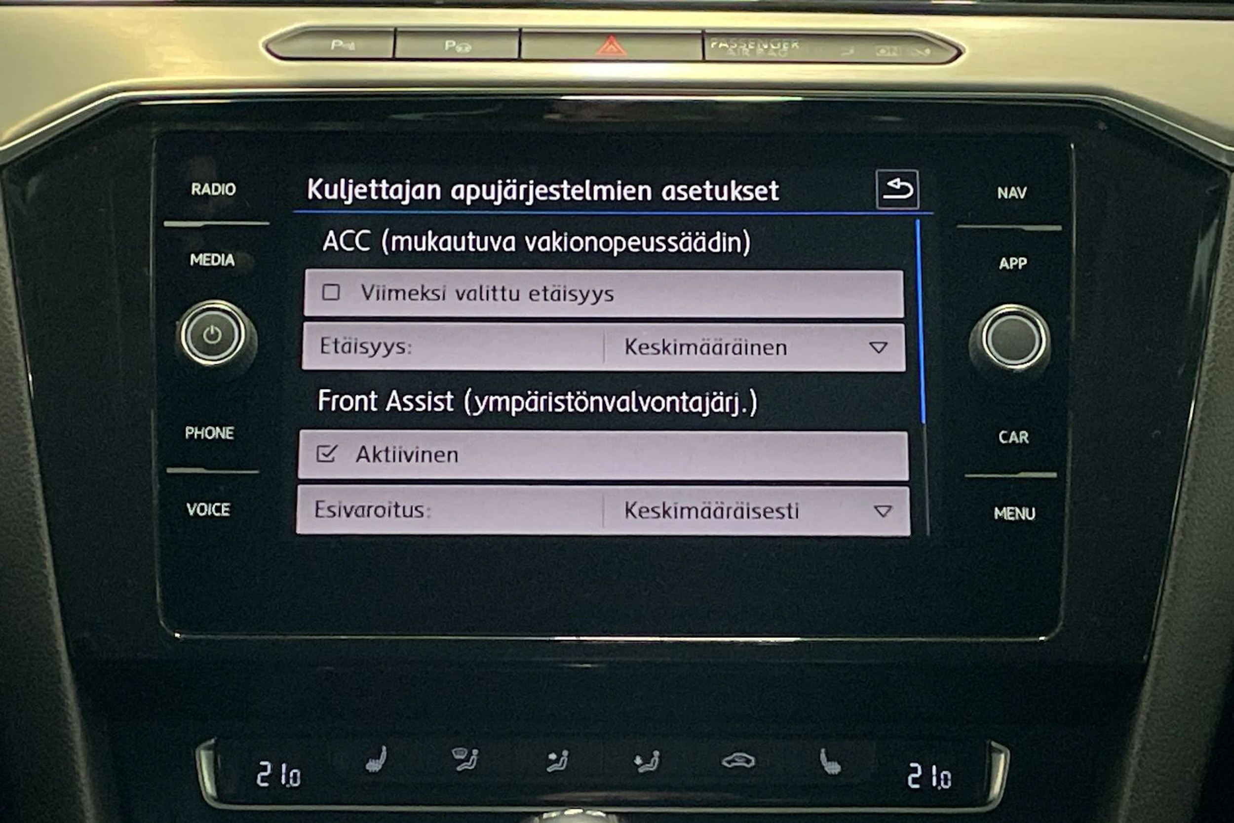 harmaa Volkswagen Passat 2019 kuva 22.