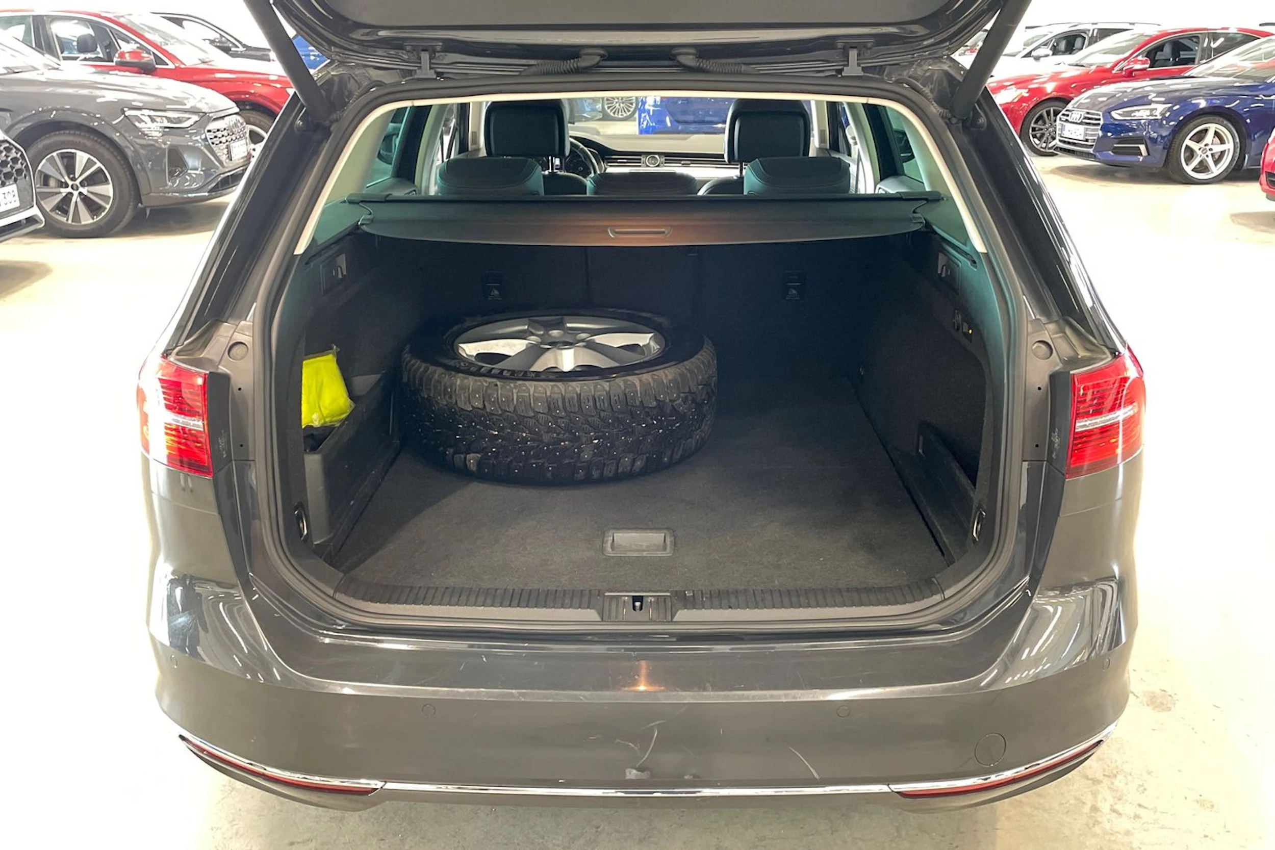 harmaa Volkswagen Passat 2019 kuva 27.