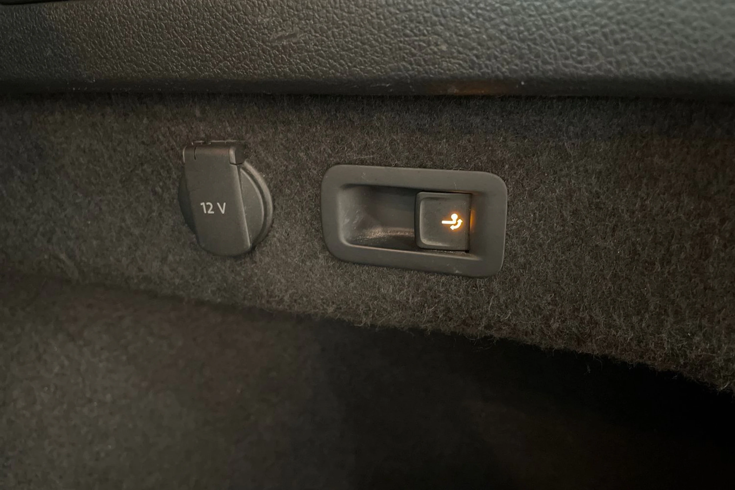 harmaa Volkswagen Passat 2019 kuva 30.