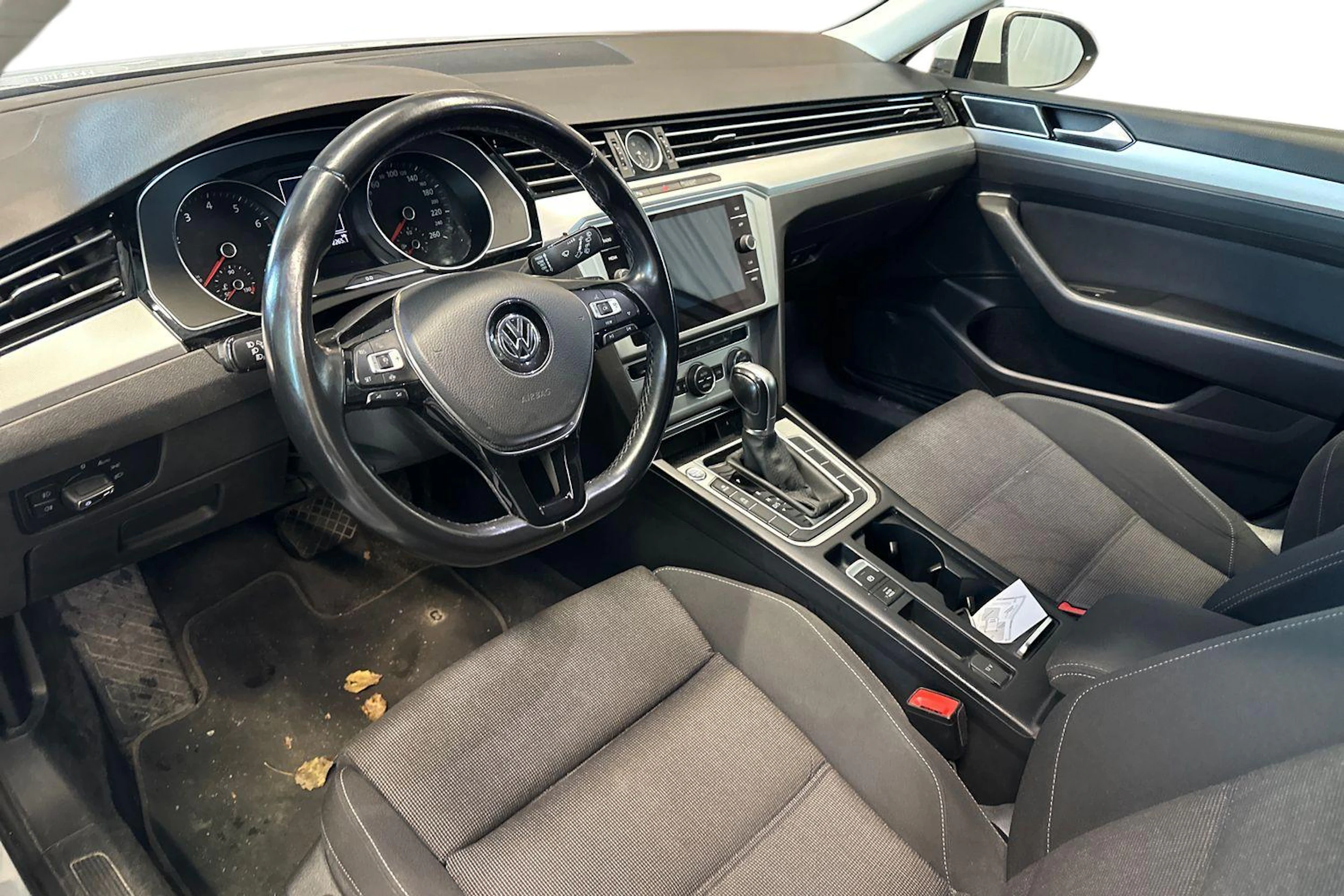 valkoinen Volkswagen Passat 2019 kuva 3.