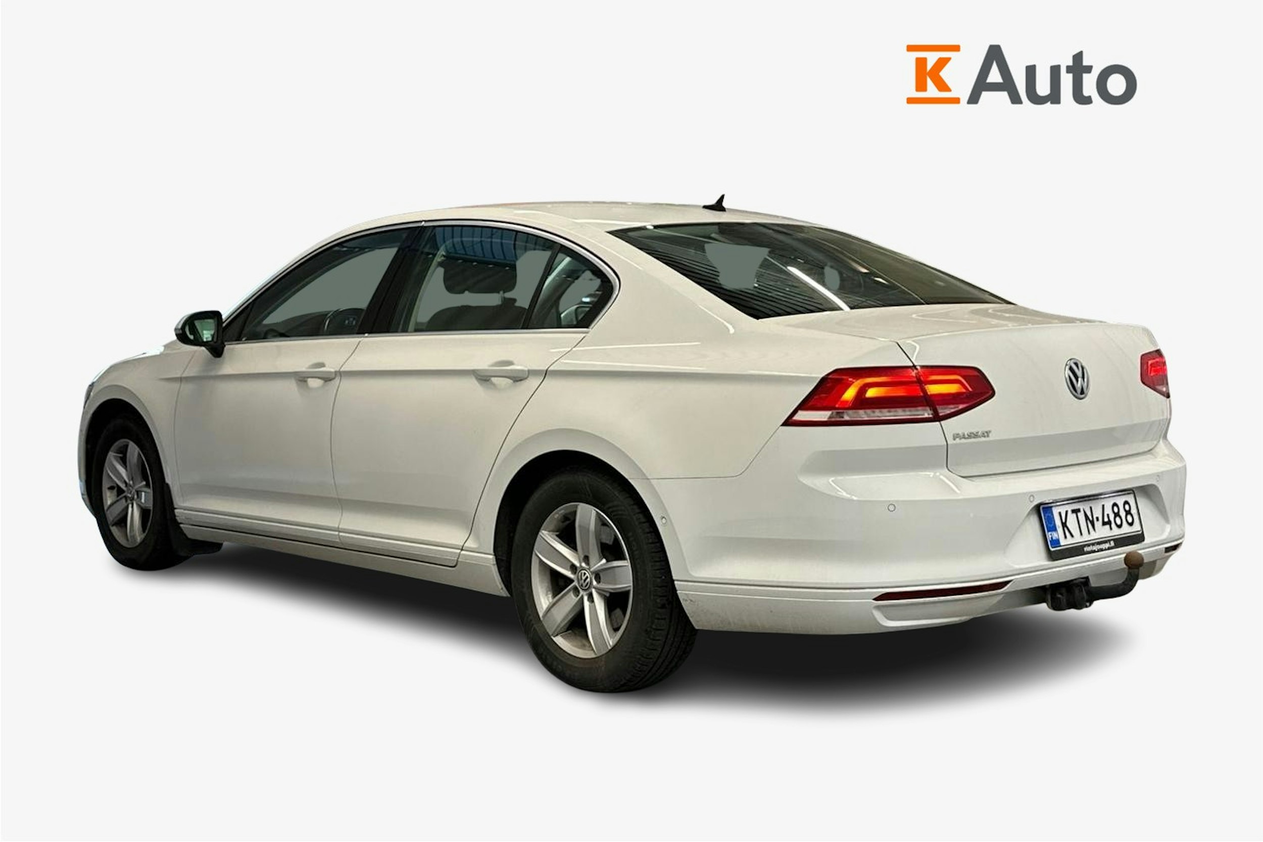 valkoinen Volkswagen Passat 2019 kuva 2.