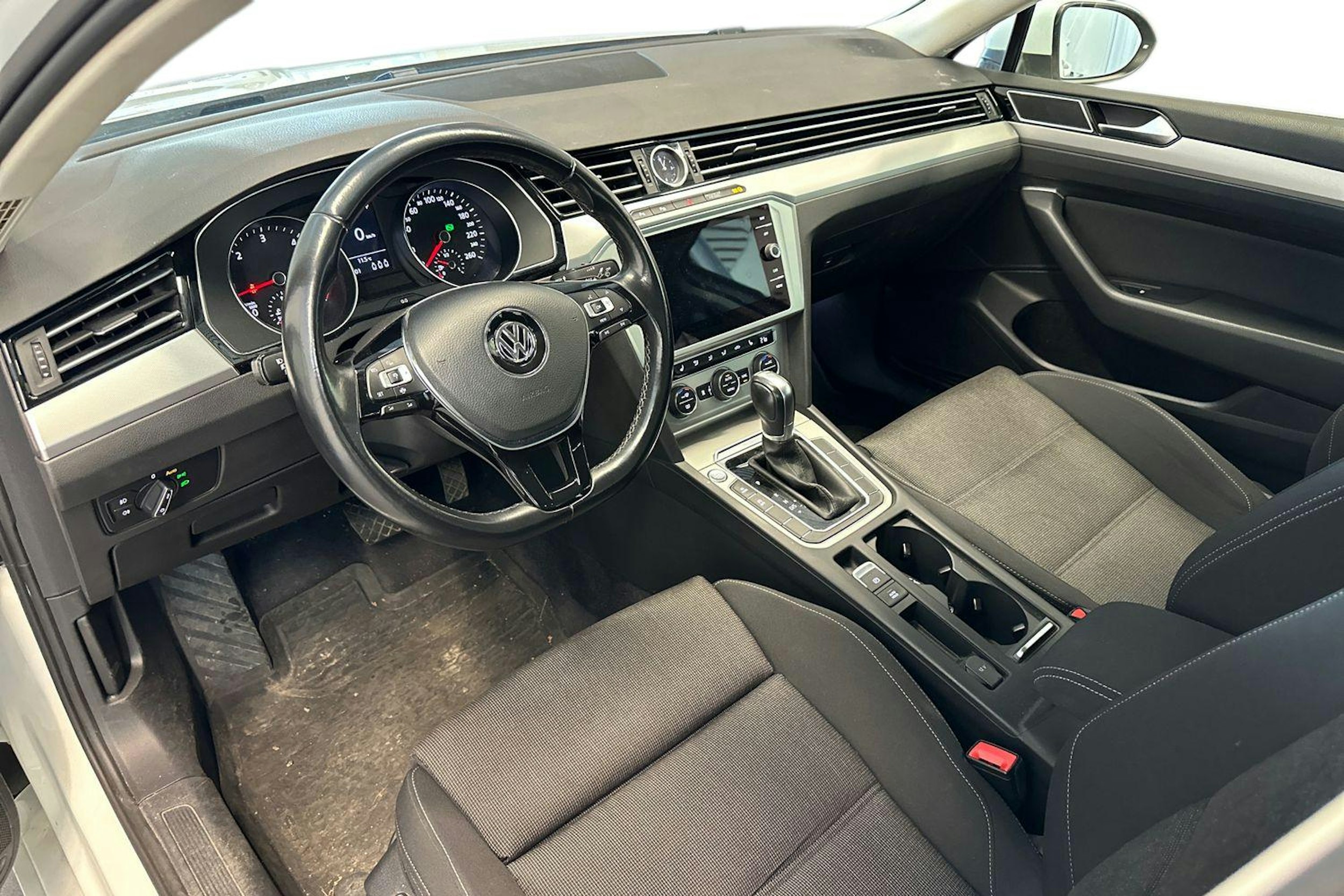valkoinen Volkswagen Passat 2019 kuva 3.