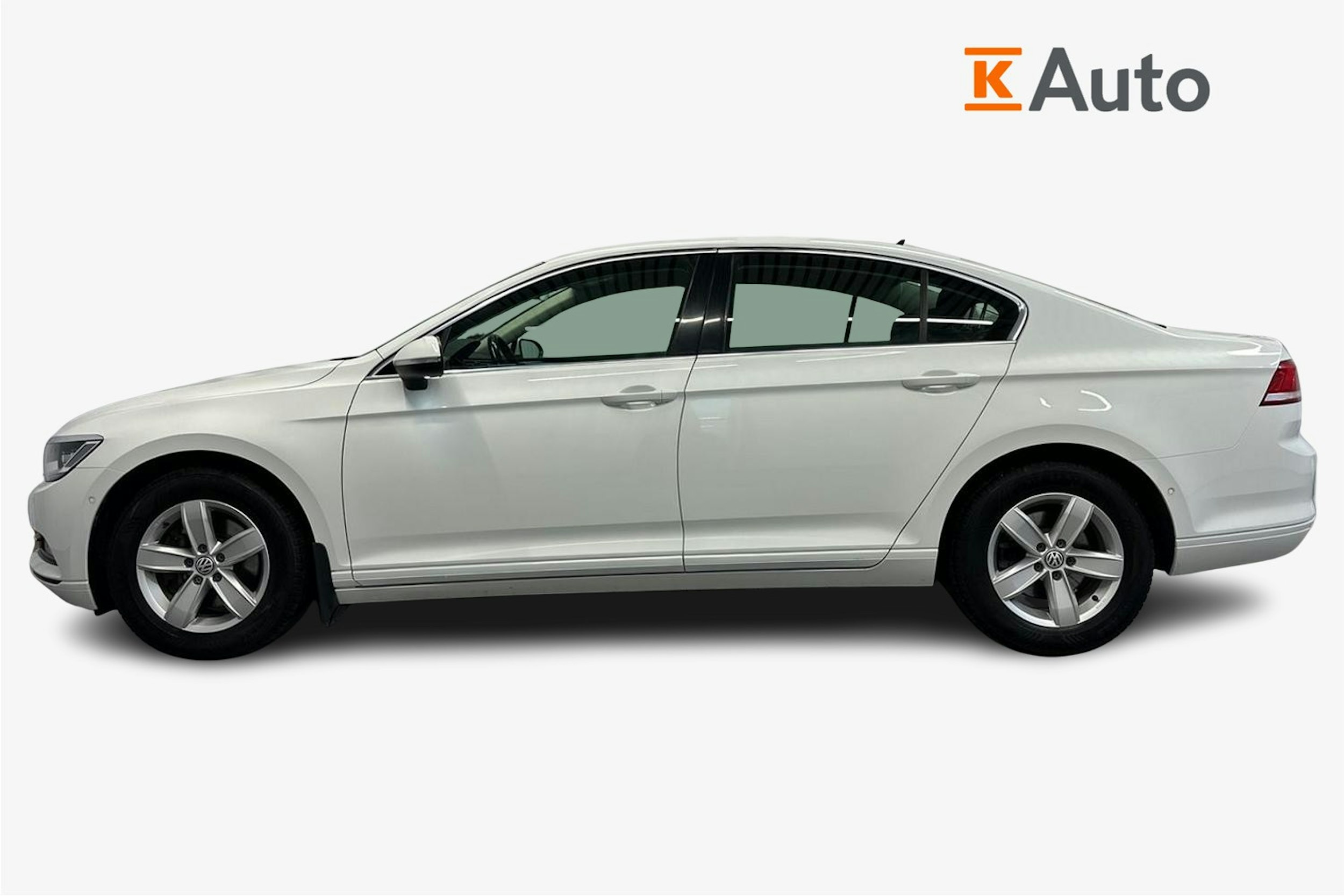 valkoinen Volkswagen Passat 2019 kuva 6.
