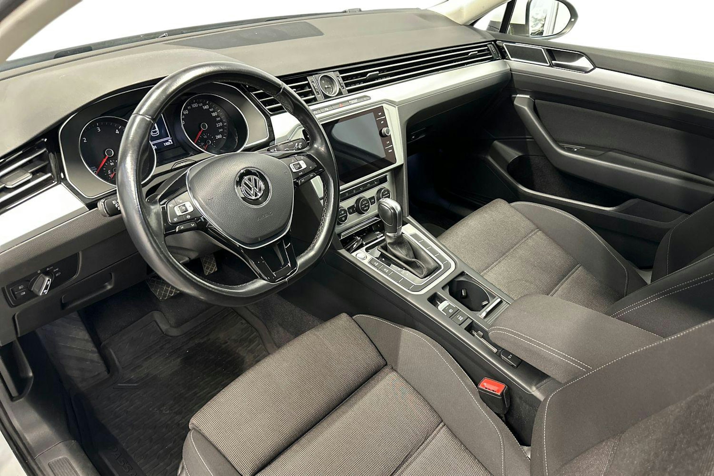 valkoinen Volkswagen Passat 2019 kuva 7.