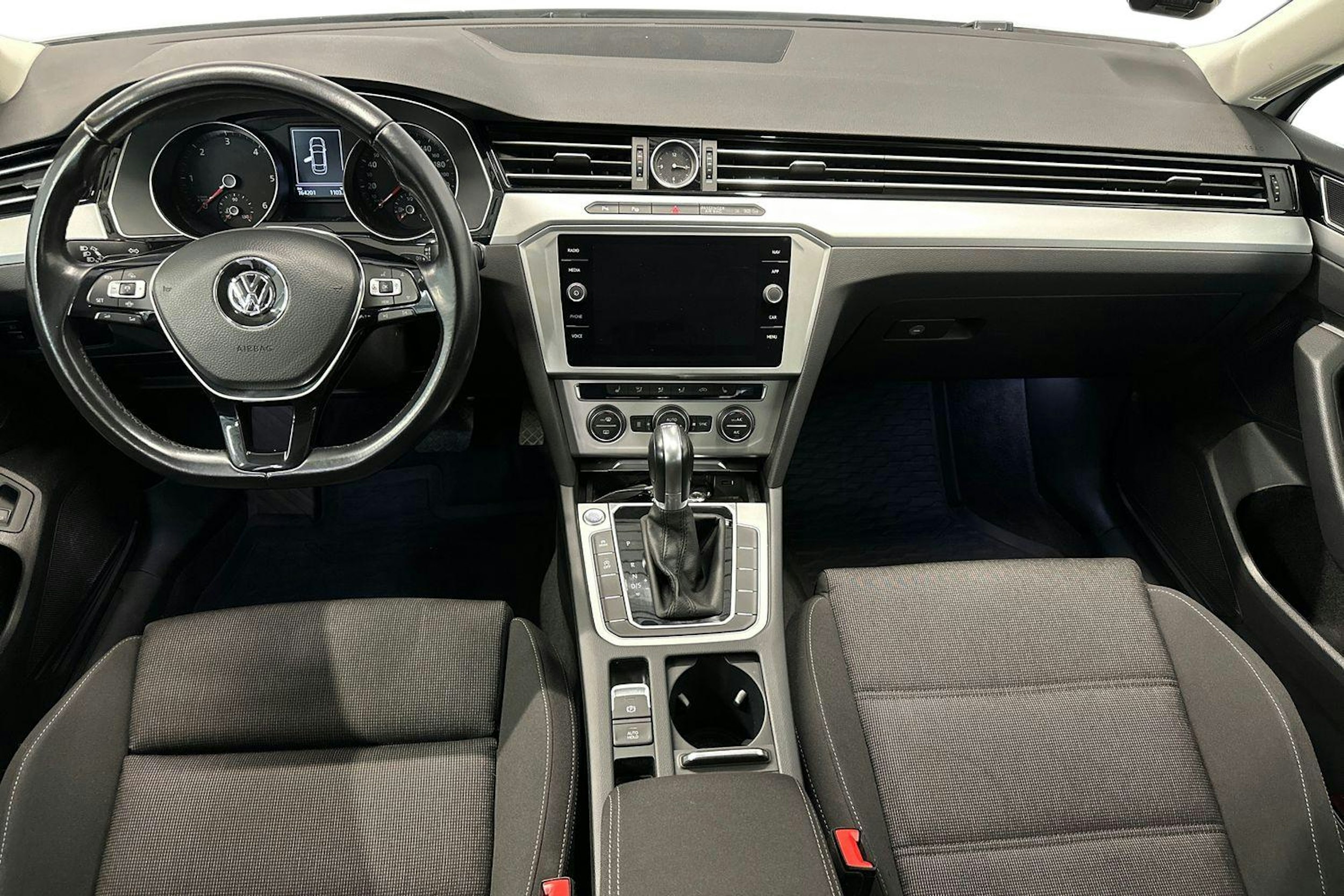 valkoinen Volkswagen Passat 2019 kuva 9.