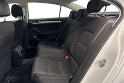 valkoinen Volkswagen Passat 2019 kuva 10.