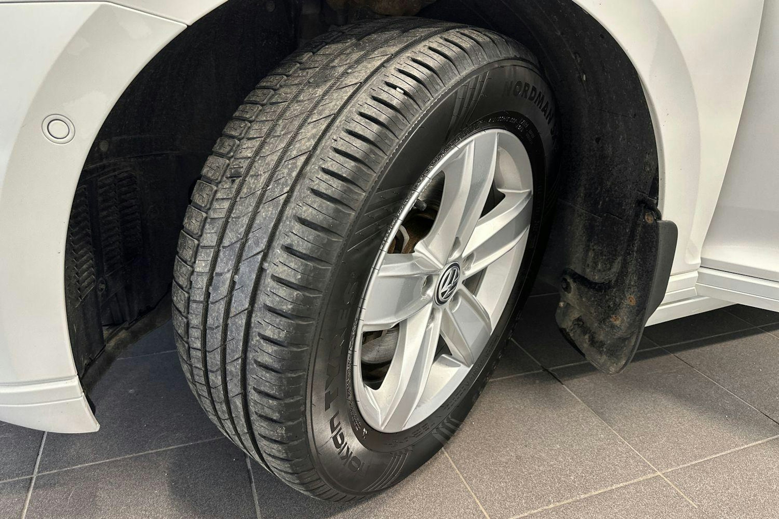valkoinen Volkswagen Passat 2019 kuva 11.