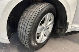 valkoinen Volkswagen Passat 2019 kuva 11.