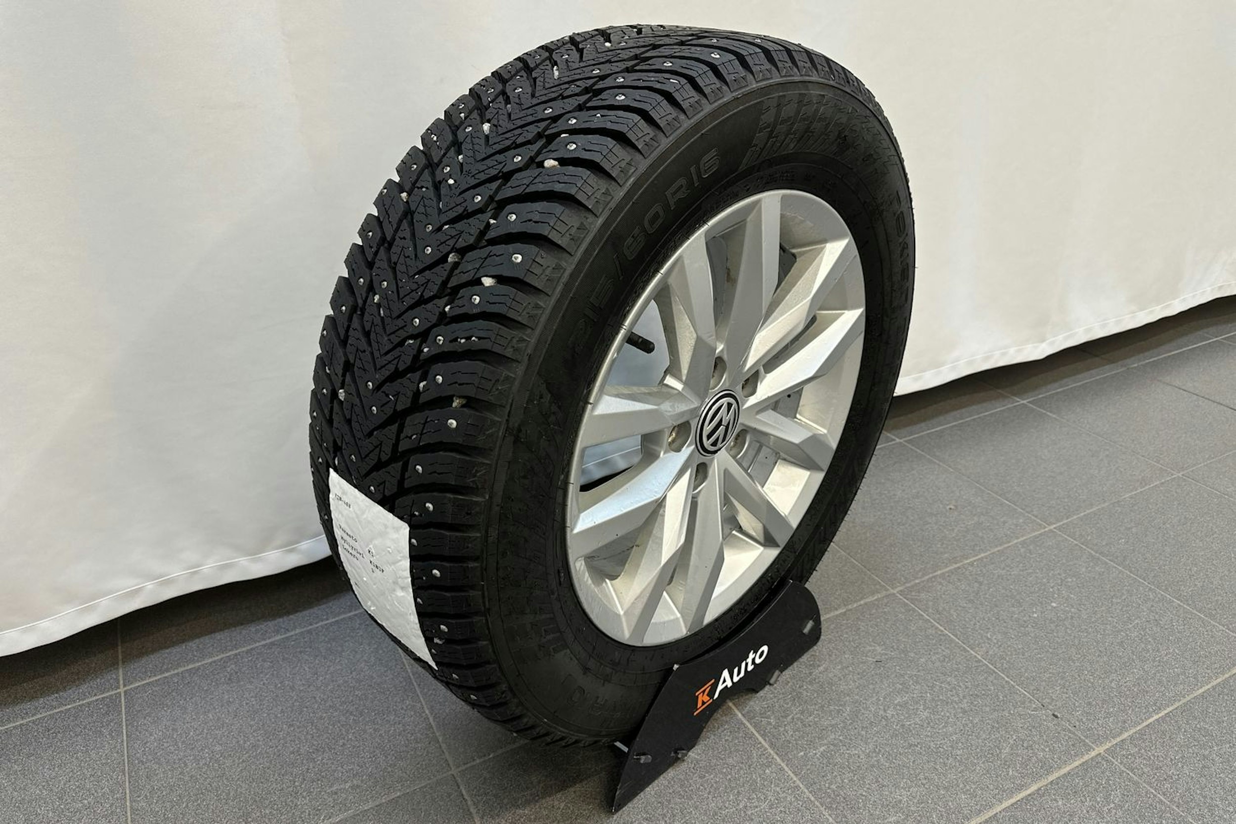 valkoinen Volkswagen Passat 2019 kuva 13.