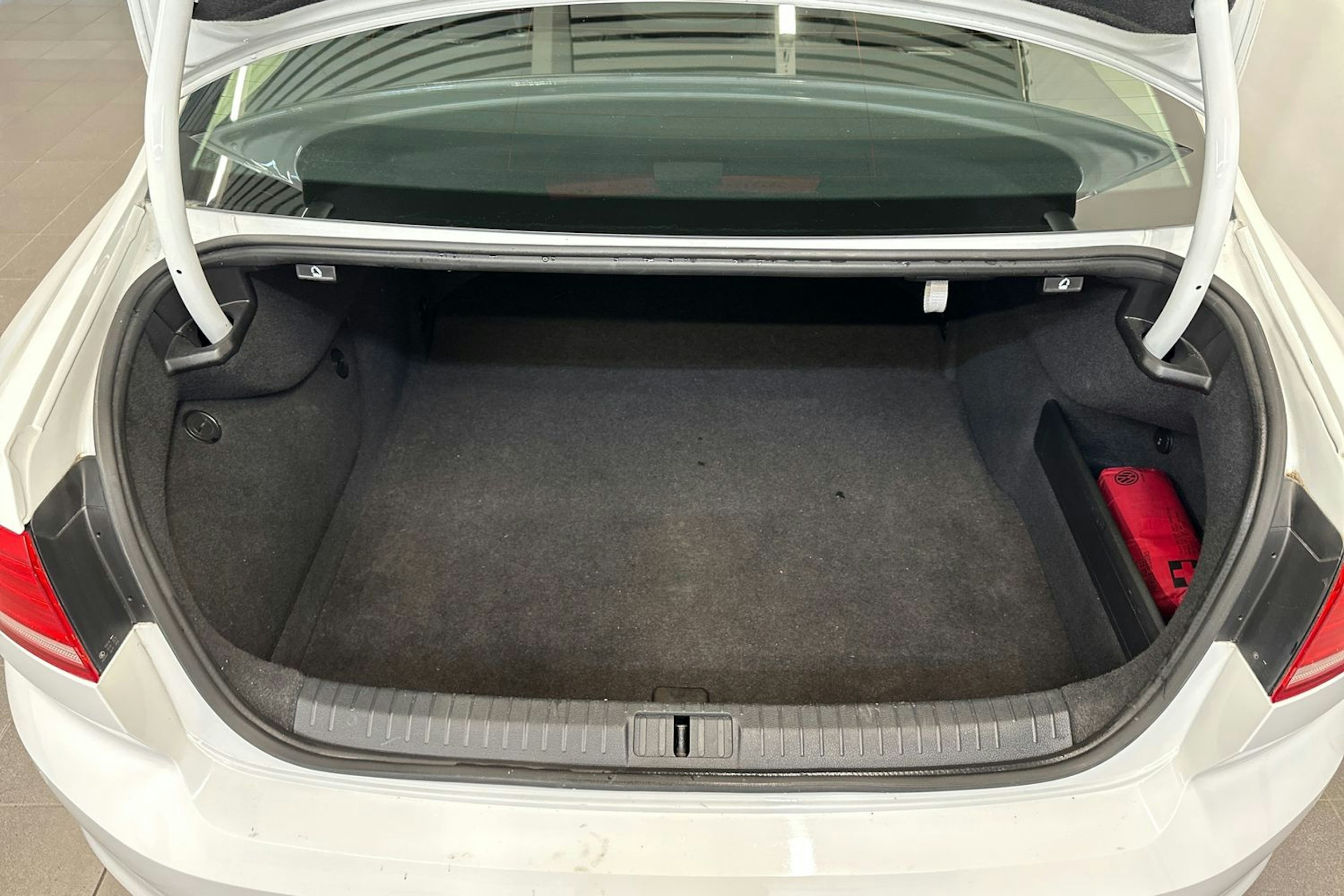 valkoinen Volkswagen Passat 2019 kuva 14.