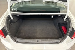 valkoinen Volkswagen Passat 2019 kuva 14.