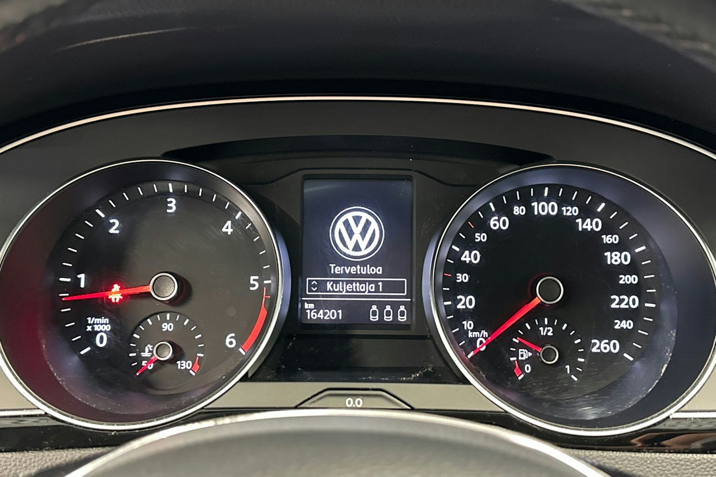 valkoinen Volkswagen Passat 2019 kuva 15.