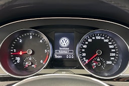 valkoinen Volkswagen Passat 2019 kuva 15.