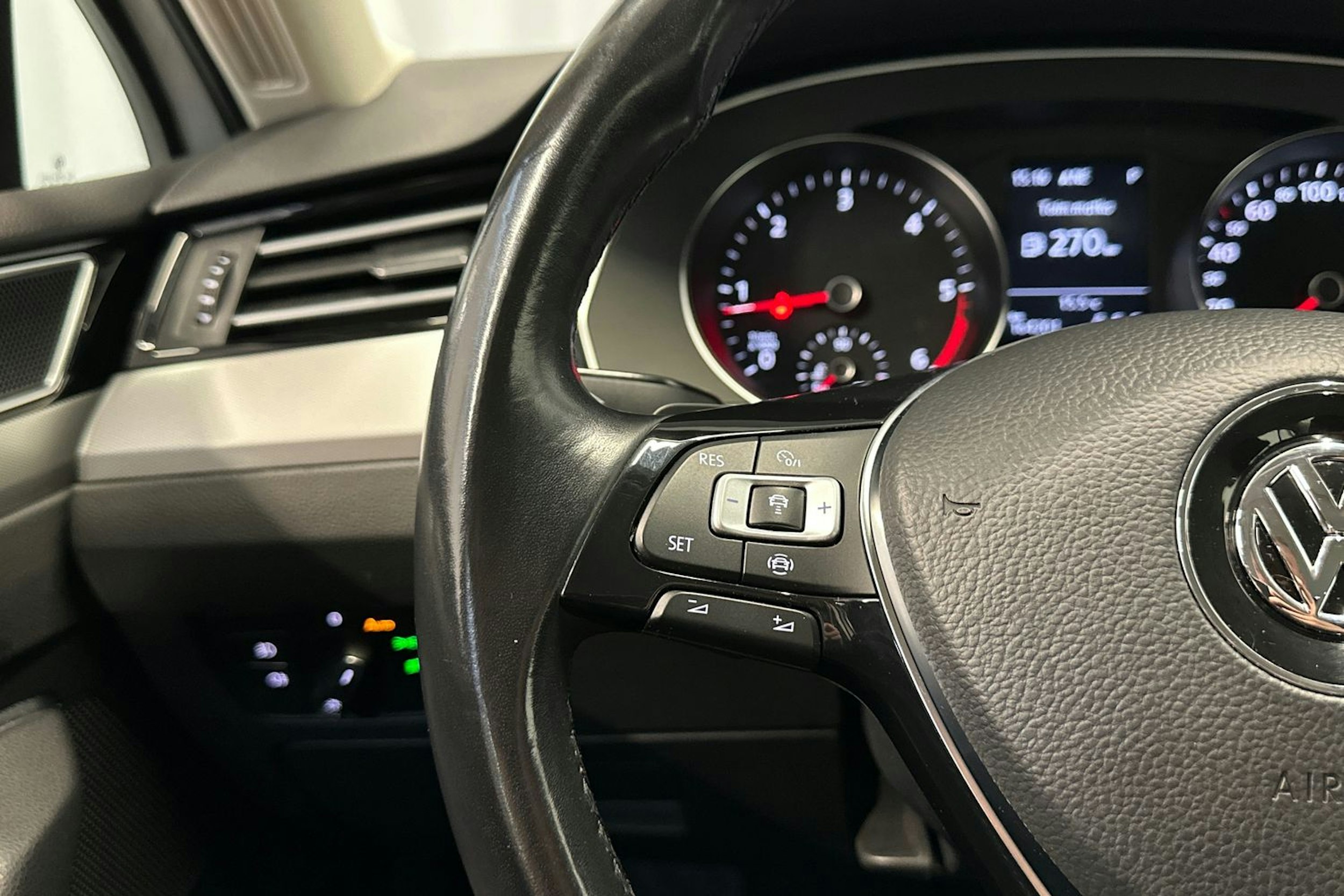 valkoinen Volkswagen Passat 2019 kuva 16.