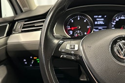 valkoinen Volkswagen Passat 2019 kuva 16.