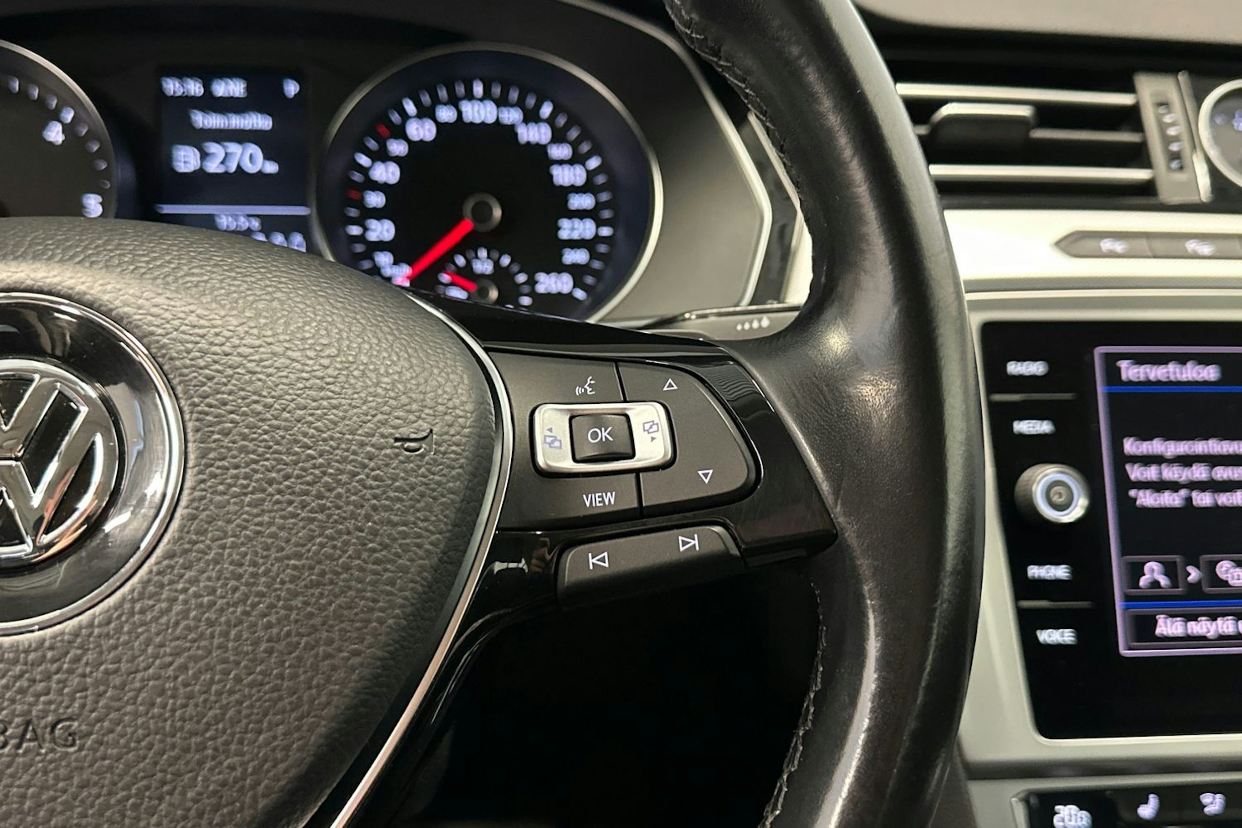 valkoinen Volkswagen Passat 2019 kuva 17.