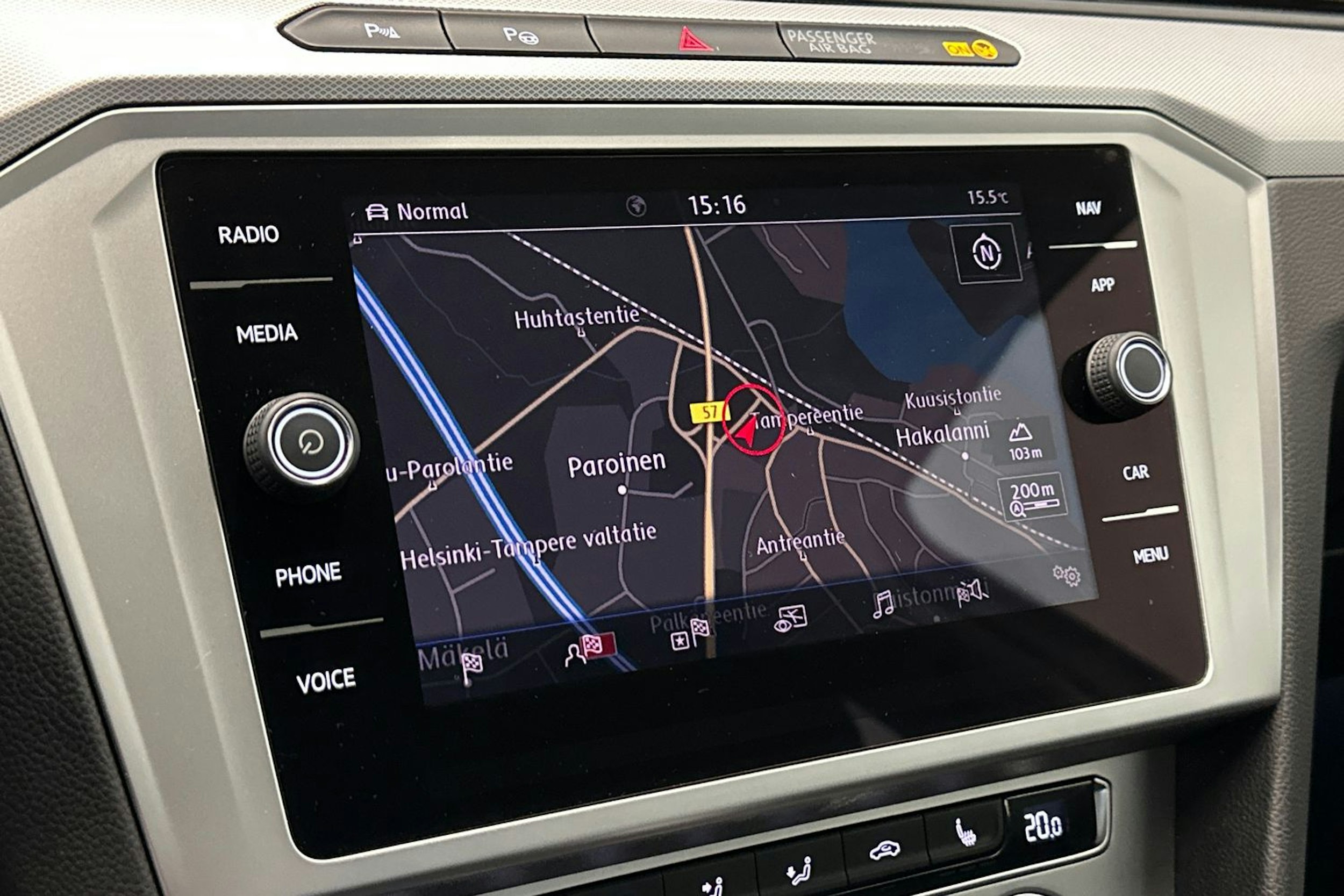 valkoinen Volkswagen Passat 2019 kuva 18.