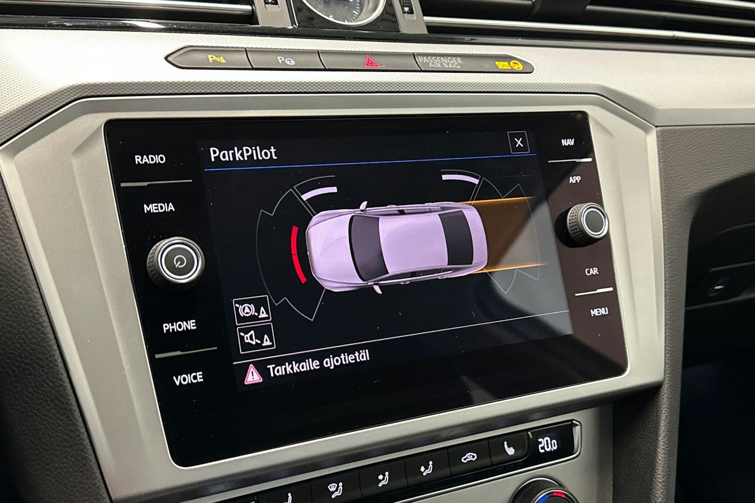 valkoinen Volkswagen Passat 2019 kuva 19.