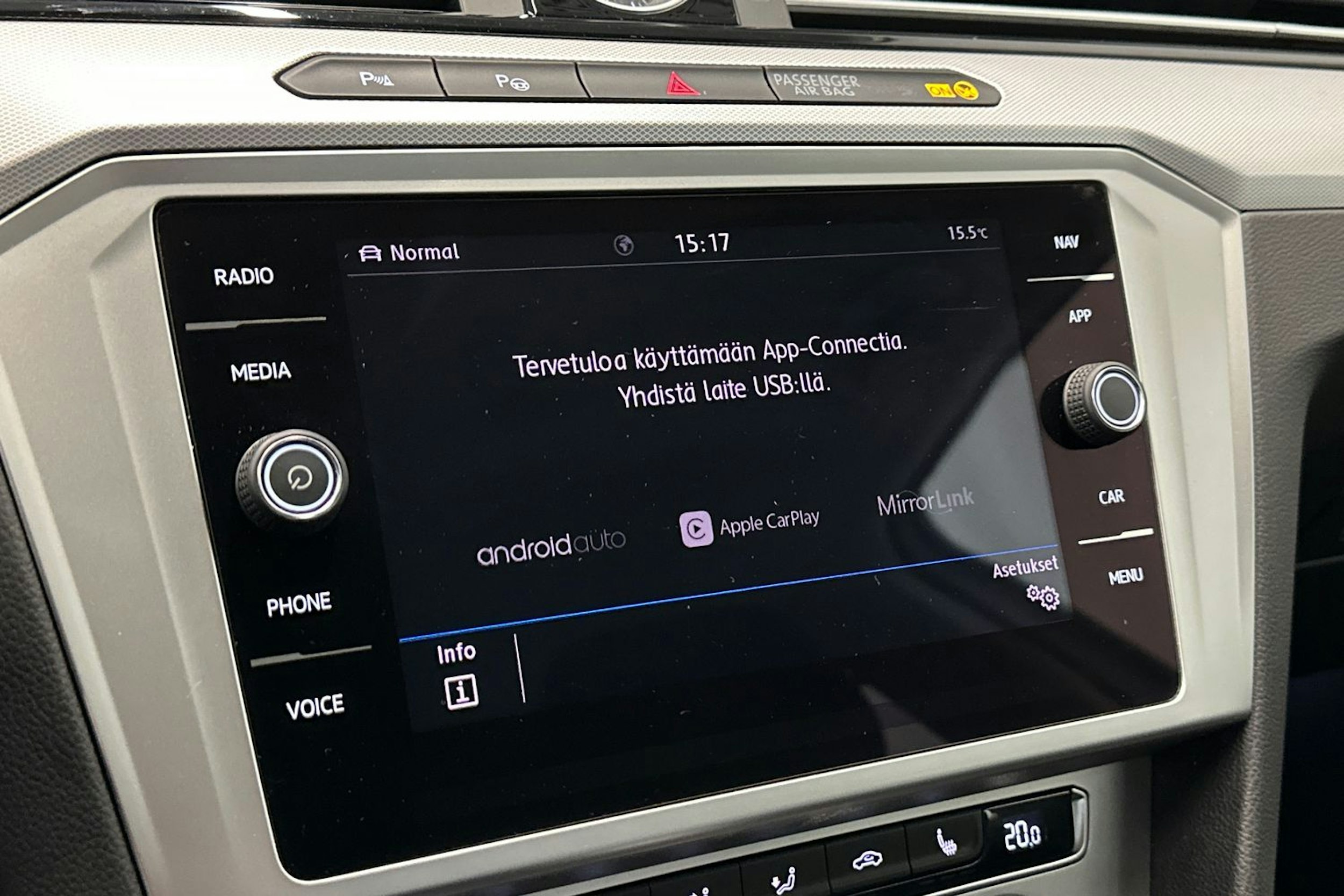 valkoinen Volkswagen Passat 2019 kuva 20.