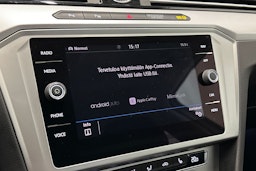 valkoinen Volkswagen Passat 2019 kuva 20.