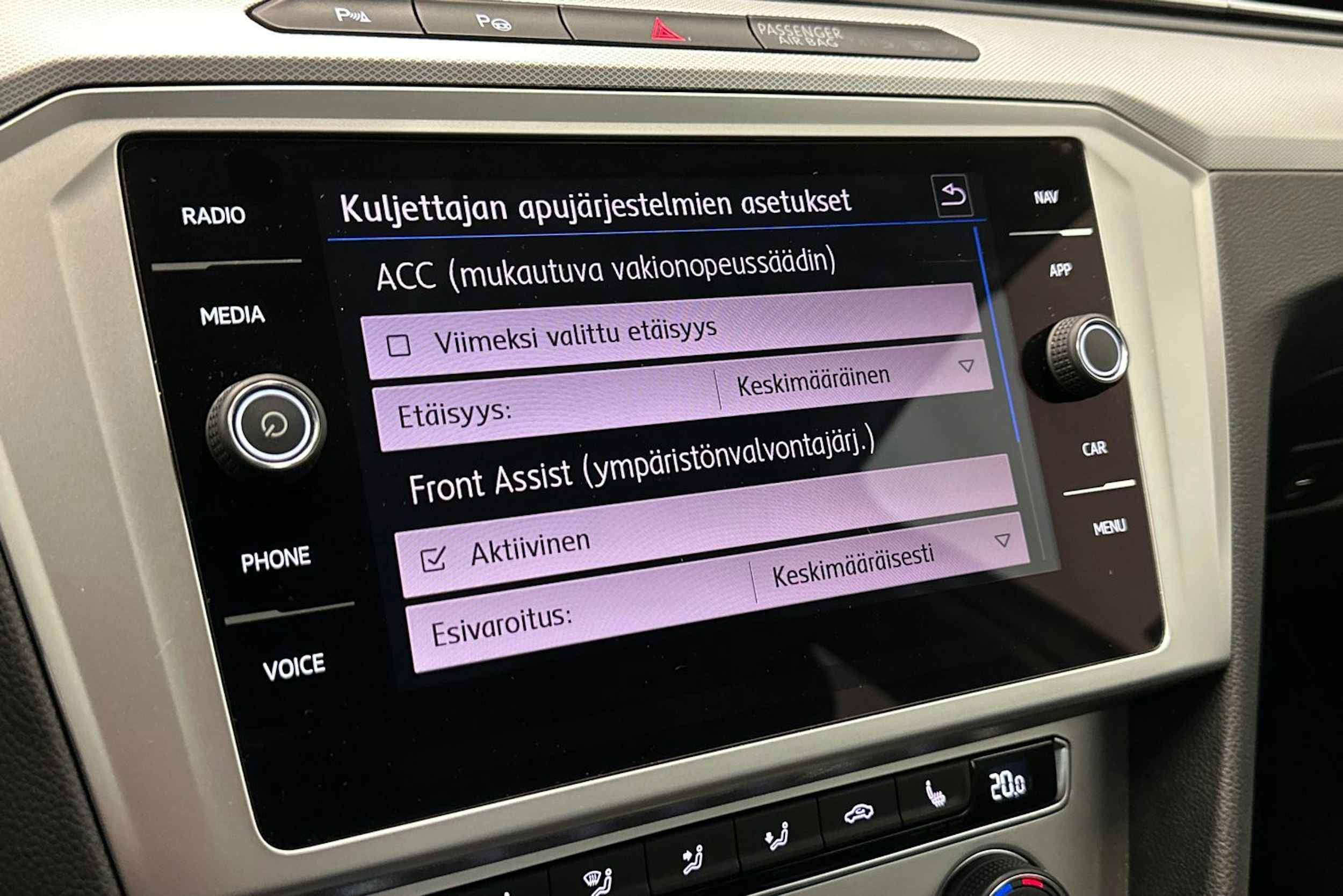 valkoinen Volkswagen Passat 2019 kuva 22.