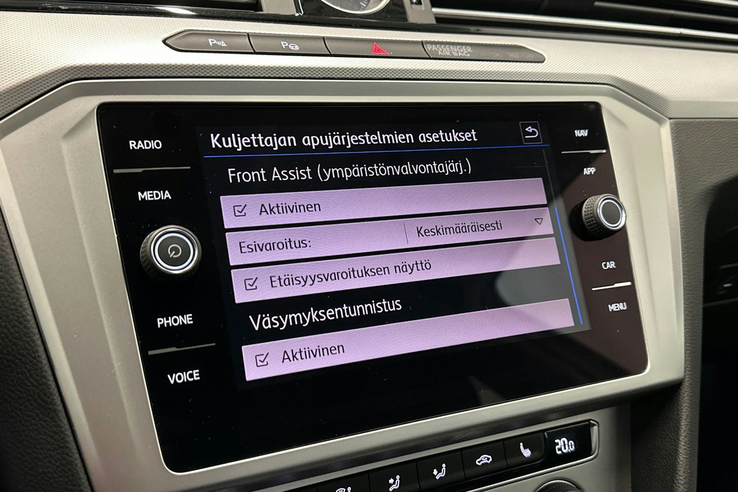 valkoinen Volkswagen Passat 2019 kuva 23.