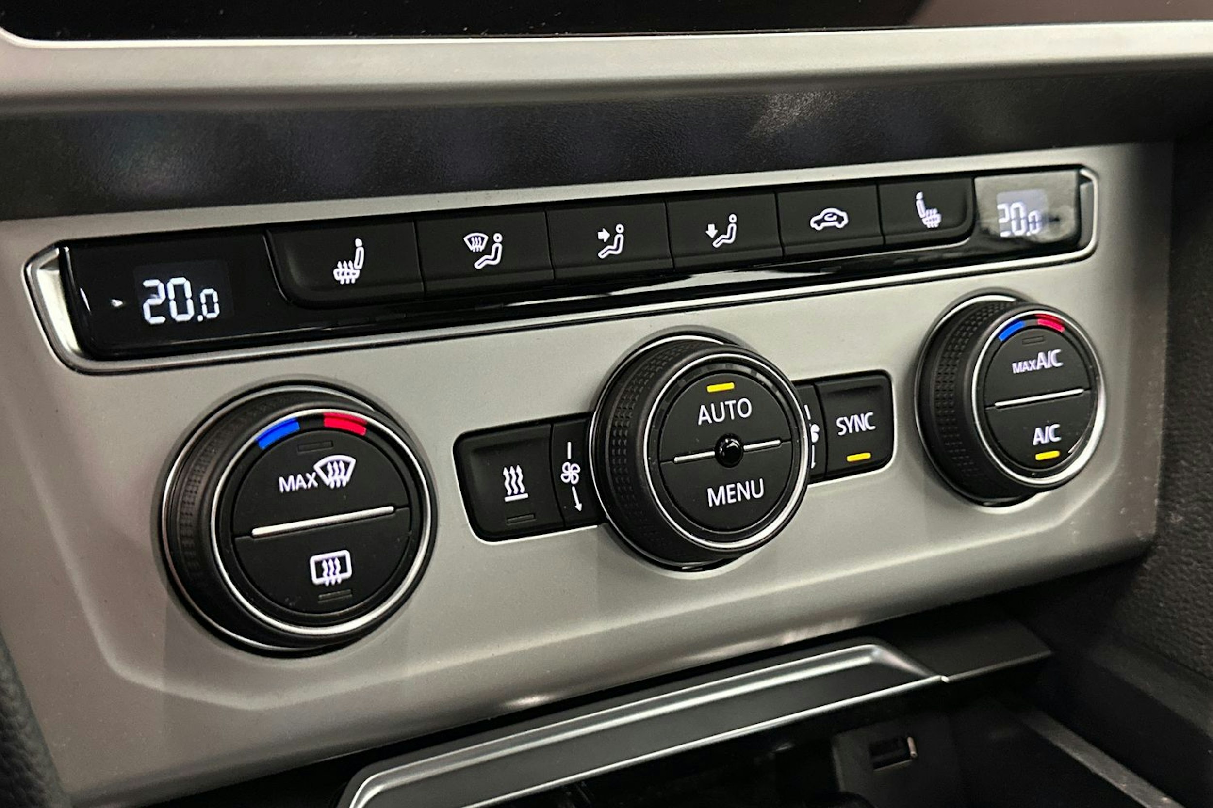 valkoinen Volkswagen Passat 2019 kuva 24.