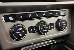 valkoinen Volkswagen Passat 2019 kuva 24.