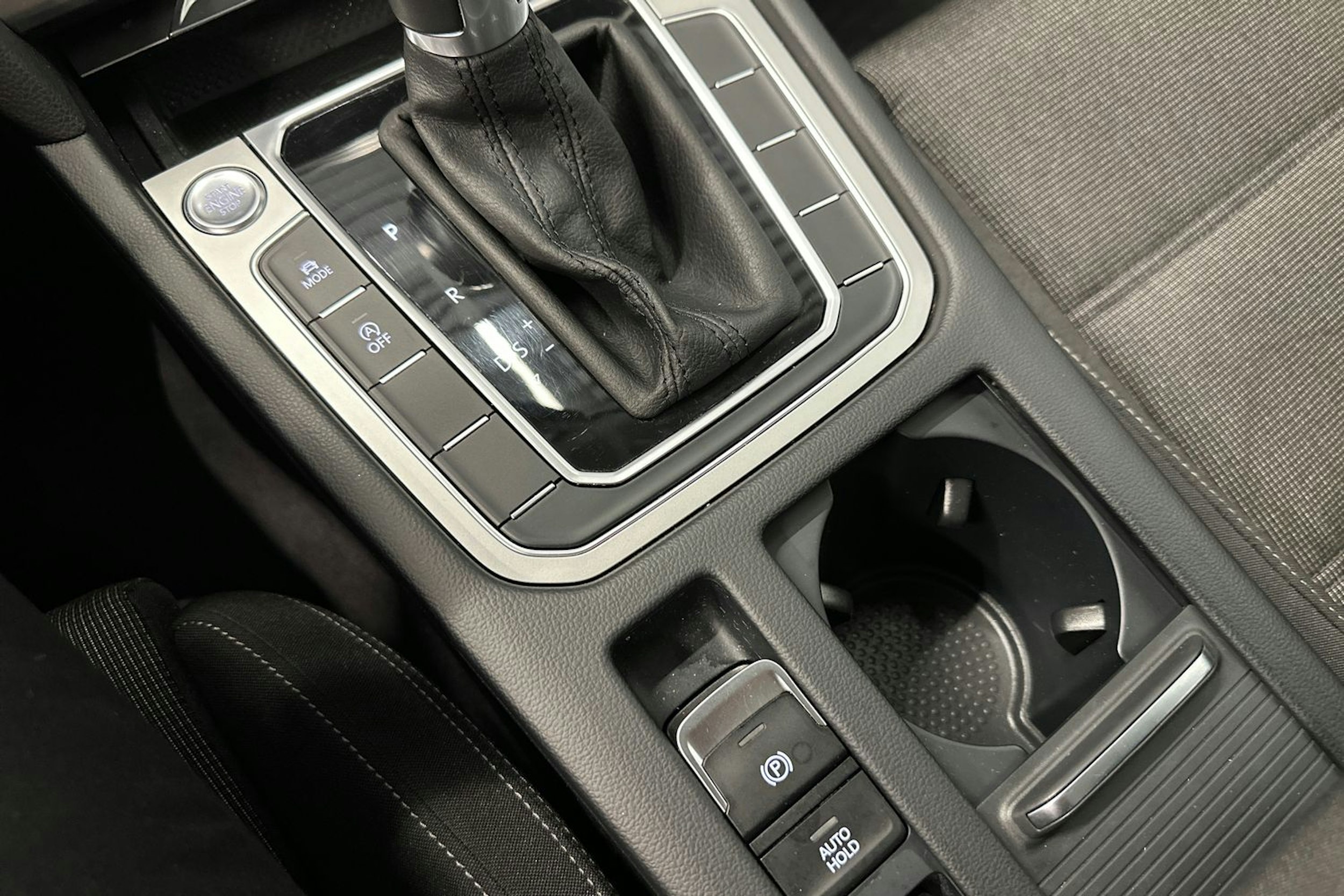 valkoinen Volkswagen Passat 2019 kuva 25.