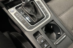 valkoinen Volkswagen Passat 2019 kuva 25.