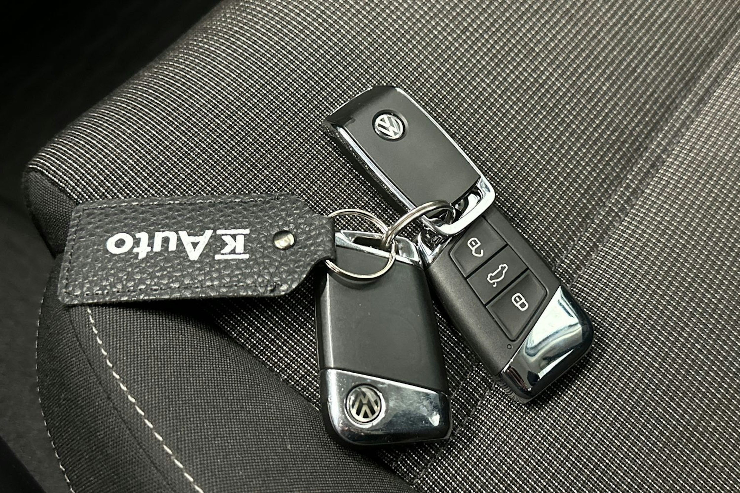valkoinen Volkswagen Passat 2019 kuva 26.