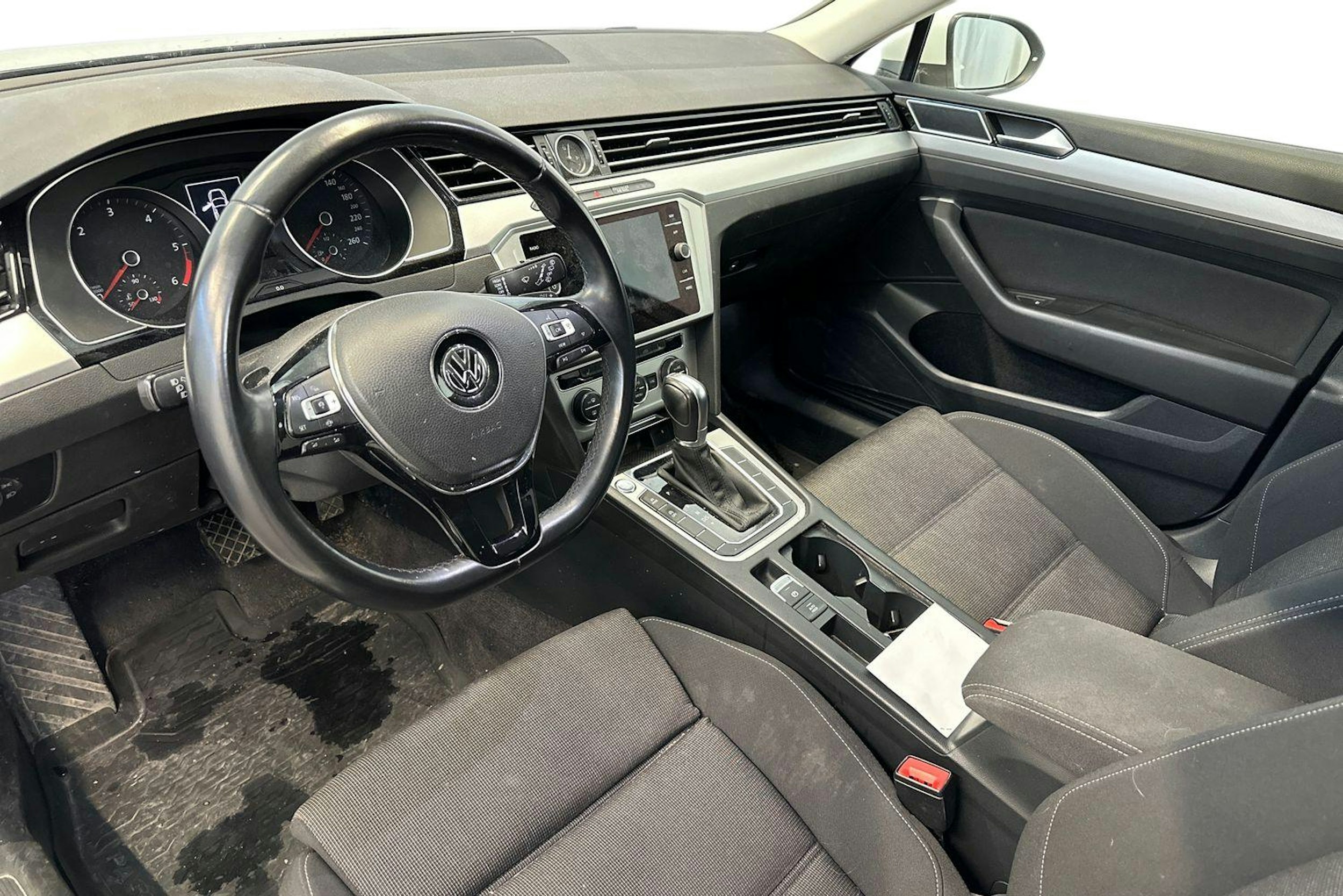 valkoinen Volkswagen Passat 2019 kuva 3.
