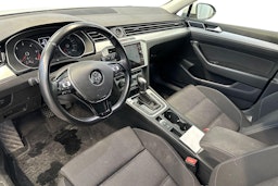 valkoinen Volkswagen Passat 2019 kuva 3.