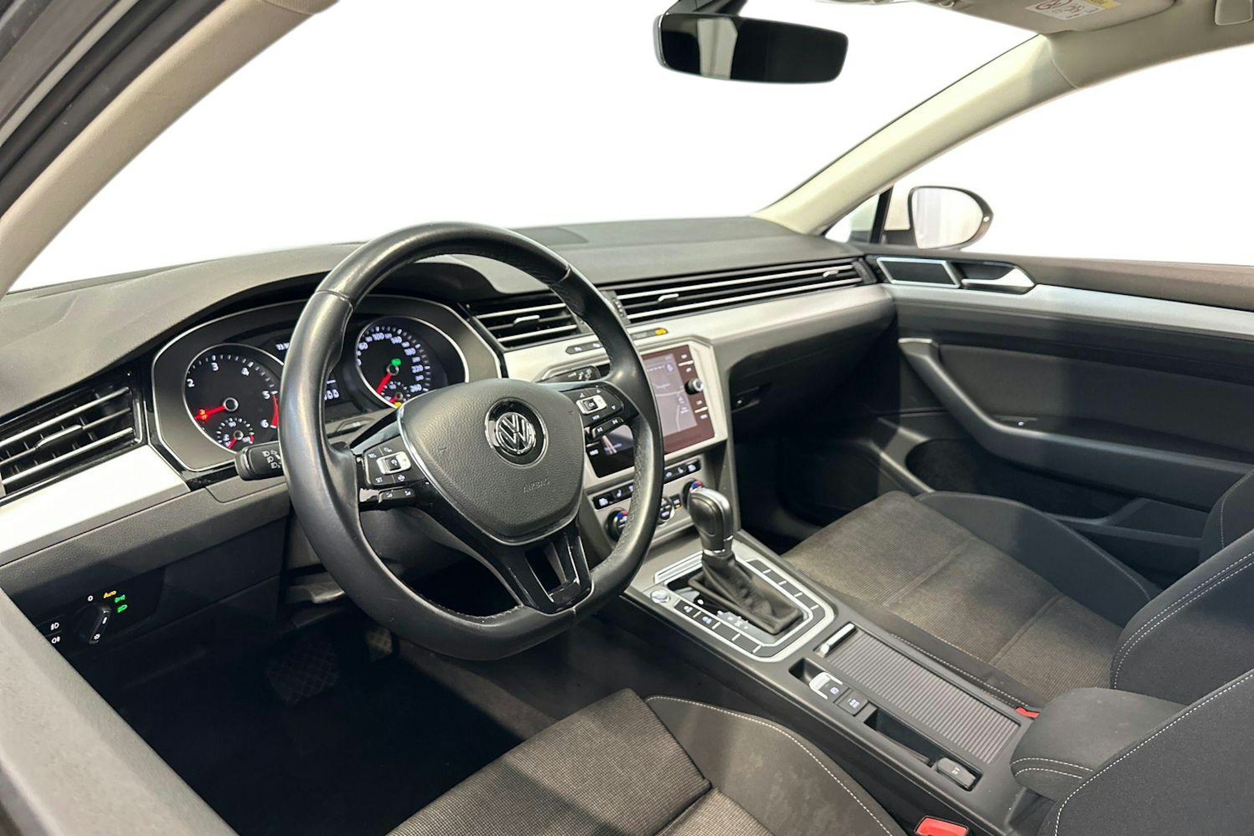 valkoinen Volkswagen Passat 2019 kuva 7.