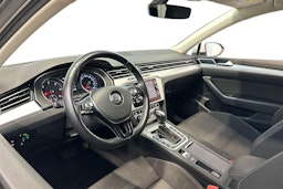 valkoinen Volkswagen Passat 2019 kuva 7.