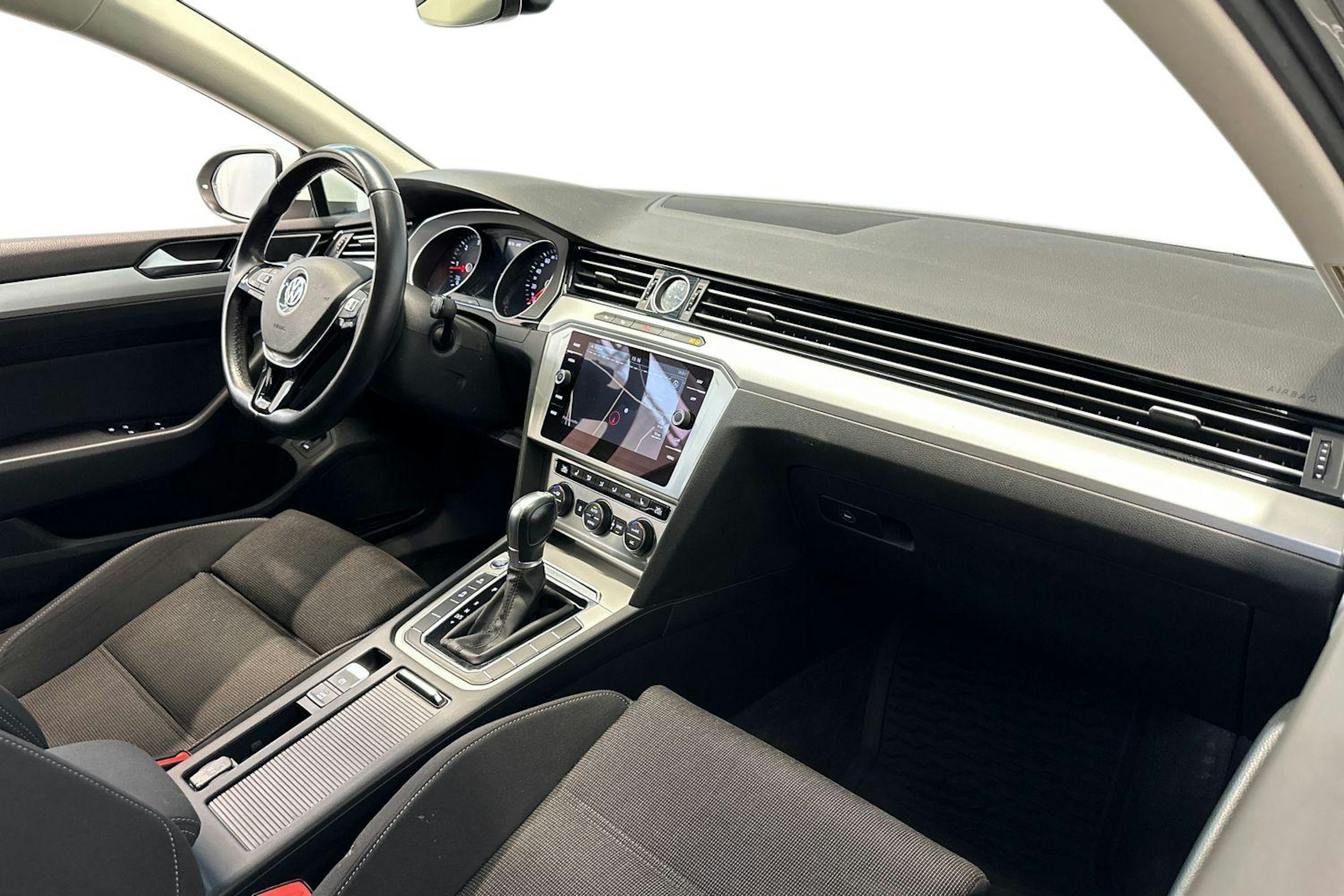 valkoinen Volkswagen Passat 2019 kuva 9.