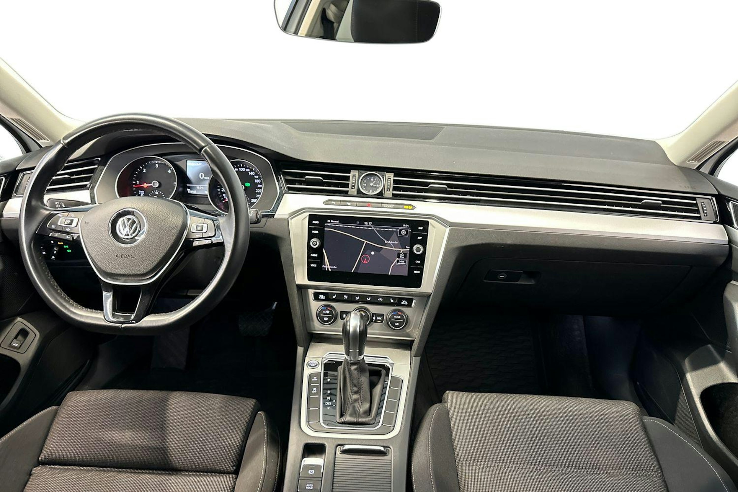 valkoinen Volkswagen Passat 2019 kuva 10.