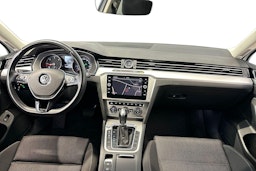 valkoinen Volkswagen Passat 2019 kuva 10.
