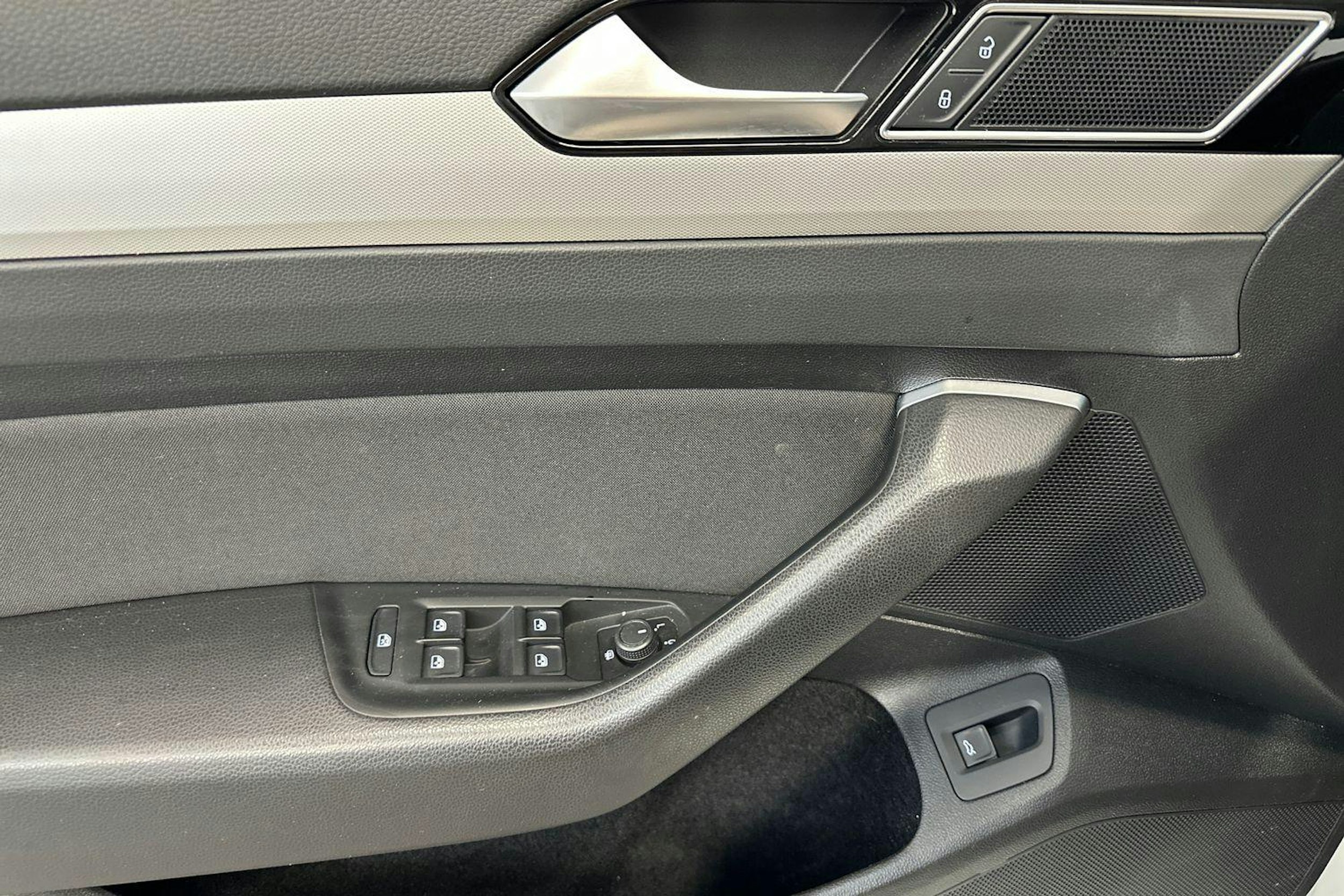 valkoinen Volkswagen Passat 2019 kuva 11.