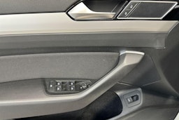 valkoinen Volkswagen Passat 2019 kuva 11.