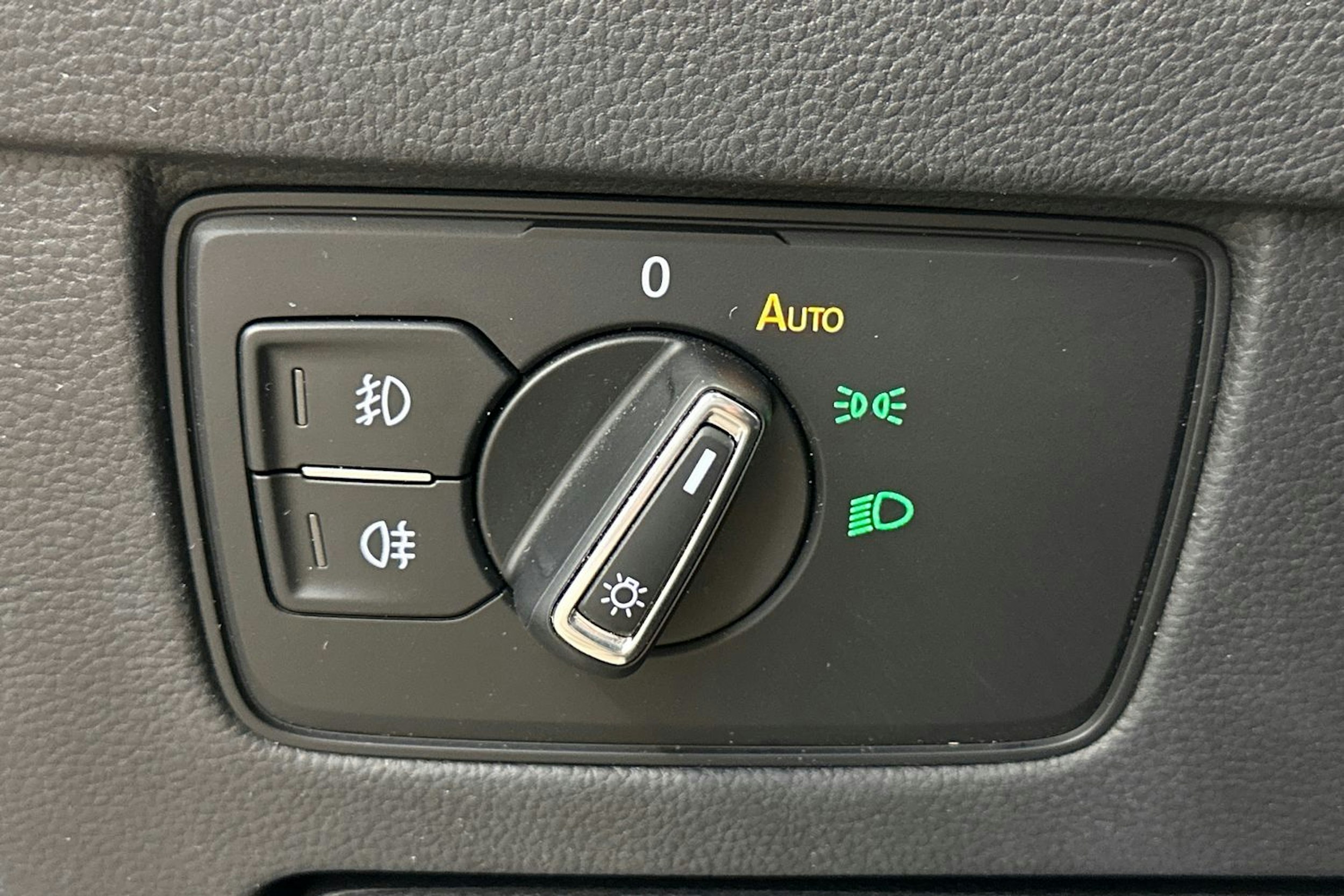 valkoinen Volkswagen Passat 2019 kuva 13.