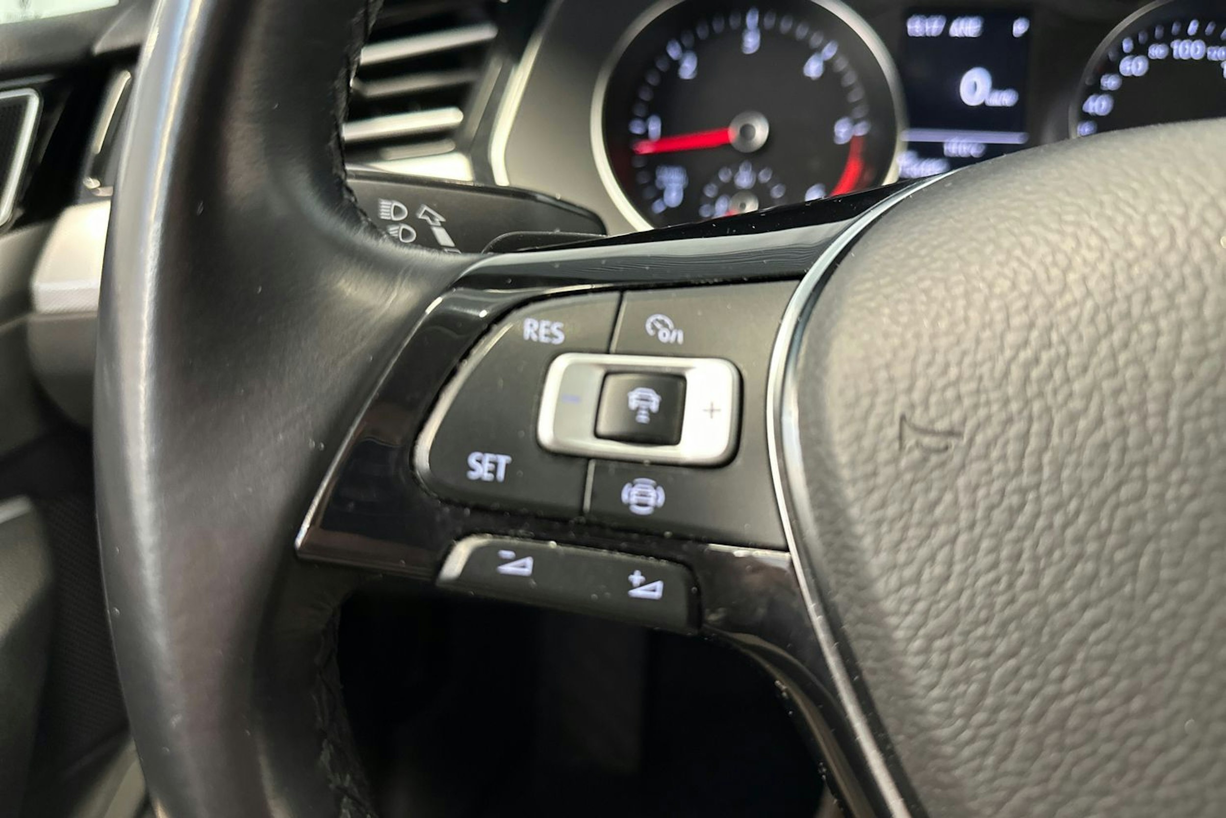 valkoinen Volkswagen Passat 2019 kuva 14.