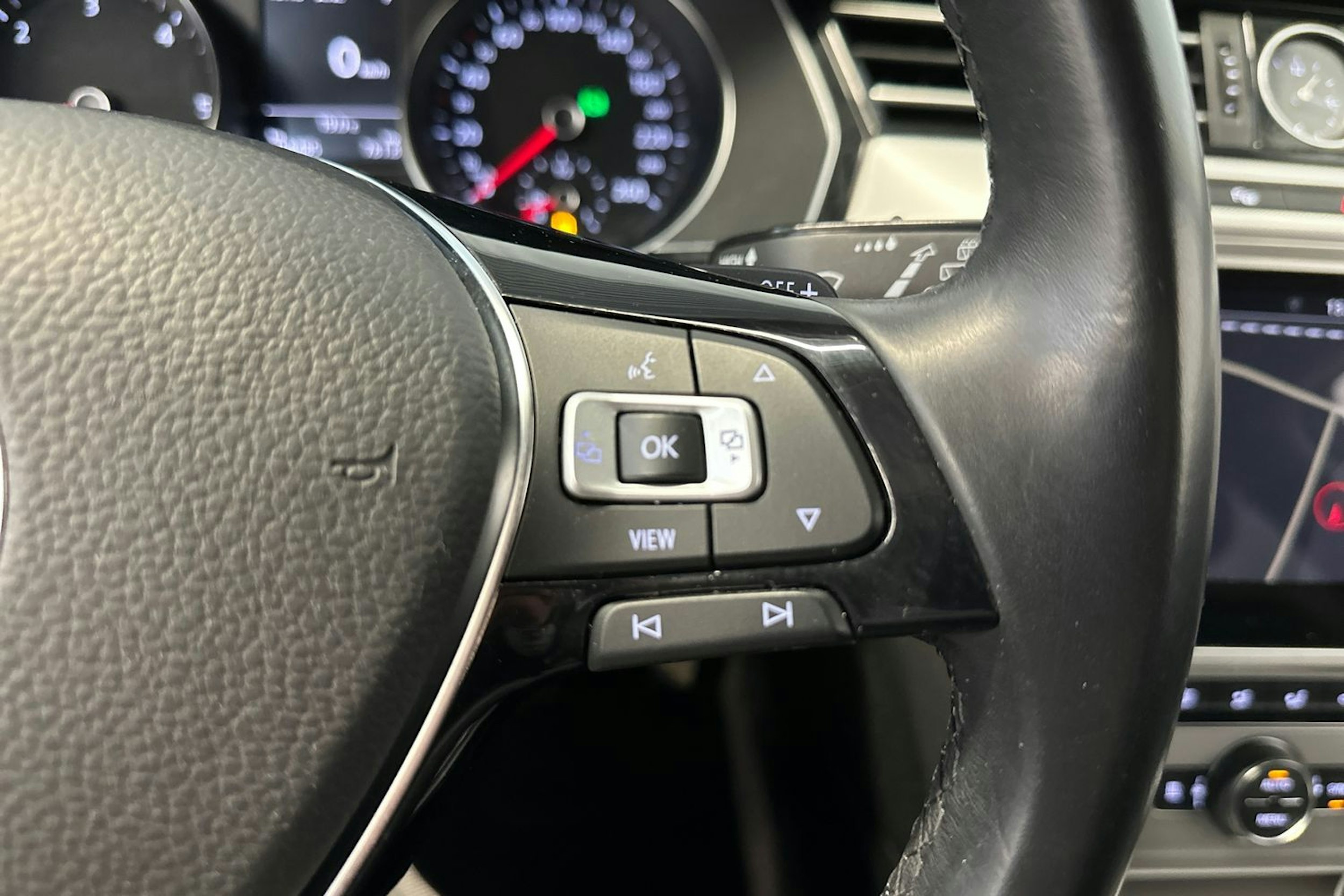 valkoinen Volkswagen Passat 2019 kuva 15.